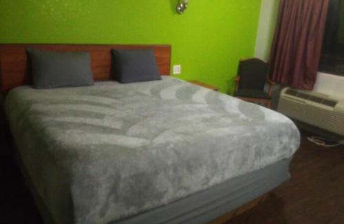 Livingston Apartment | King Bed Hotel Studio 205