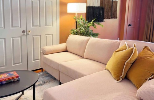Gayborhood Apartment | King Bed | Huge Dining Area | Walk Score 99 | Loft