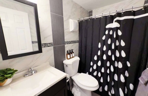 Gayborhood Apartment | King Bed | Huge Dining Area | Walk Score 99 | Loft