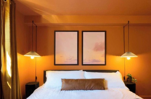 Gayborhood Apartment | King Bed | Huge Dining Area | Walk Score 99 | Loft