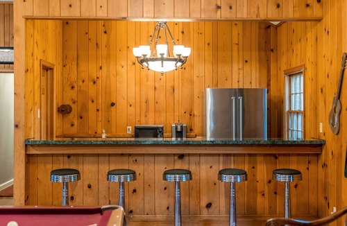 Fort Smith Apartment | King bed-Huge soaking tub-The Blue Jay!