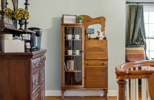 Fort Smith Apartment | King bed-Huge soaking tub-The Blue Jay!