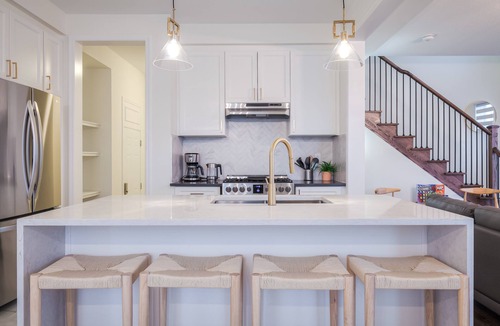 Pickering House | King Bed I Chefs Kitchen I Toronto Hub I 5 Beds 3.5 Bath I 8km from Tesla Chrg