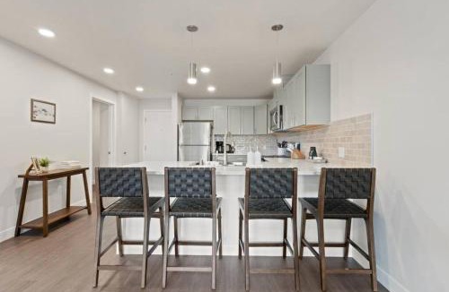 Riverside Apartment | King Bed J and K on Main Luxury Apartment 403