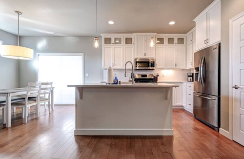 Kennewick House | King Bed, Large Kitchen, Yard & Garage #6027