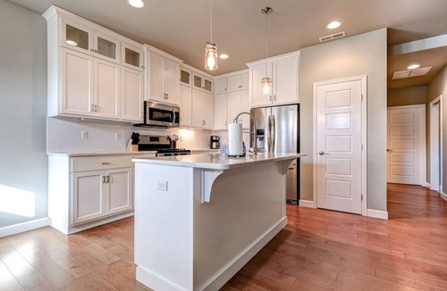 Kennewick House | King Bed, Large Kitchen, Yard & Garage #6027