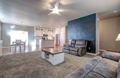 Kennewick House | King Bed, Large Kitchen, Yard & Garage #6027