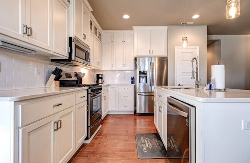 Kennewick House | King Bed, Large Kitchen, Yard & Garage #6027