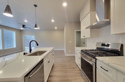 Tri-Cities House | King Bed, Large Kitchen, Yard & Garage 6660