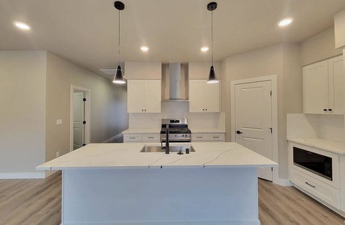 Tri-Cities House | King Bed, Large Kitchen, Yard & Garage 6660