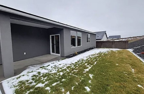 Tri-Cities House | King Bed, Large Kitchen, Yard & Garage 6660