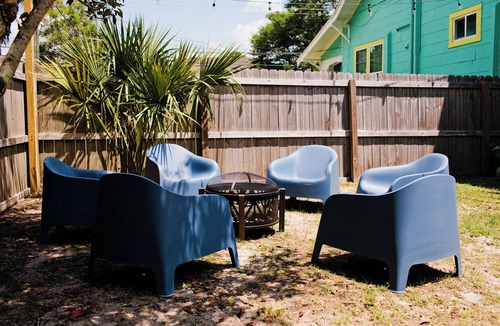 East Hill Apartment | King Bed Loft | Fast WiFi Included