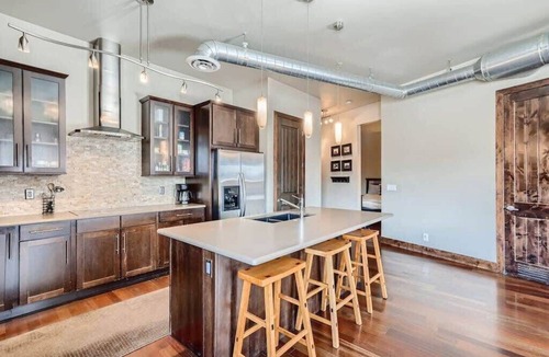 Ballpark Apartment | King Bed| Loft in LoDo RiNo| Mountain|BallparkView