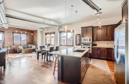 Ballpark Apartment | King Bed| Loft in LoDo RiNo| Mountain|BallparkView
