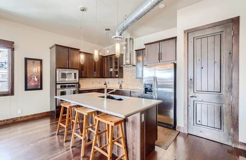 Ballpark Apartment | King Bed| Loft in LoDo RiNo| Mountain|BallparkView