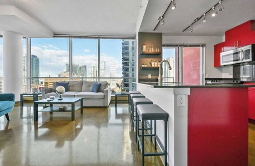 Victoria Park Apartment | King Bed | Mins to Saddledome | AC | UG Parking