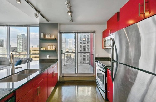 Victoria Park Apartment | King Bed | Mins to Saddledome | AC | UG Parking