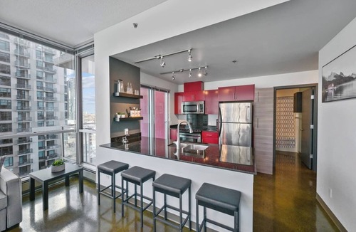 Victoria Park Apartment | King Bed | Mins to Saddledome | AC | UG Parking