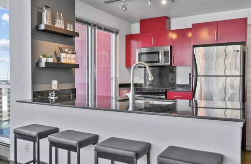 Victoria Park Apartment | King Bed | Mins to Saddledome | AC | UG Parking