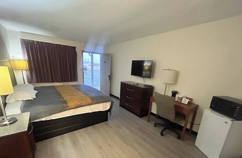 Greenville Hotel | King Bed near Kingsbury Park District Nature Preserve | Free Onsite Parking!