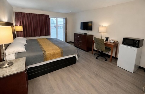Greenville Hotel | King Bed near Kingsbury Park District Nature Preserve | Free Onsite Parking!