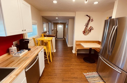 Norman House | King bed - Near The Mont and OU Campus