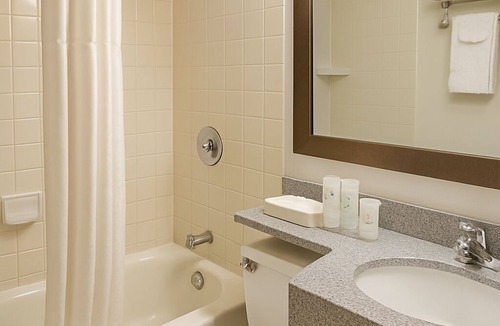 Point Edward Hotel | King Bed (Non Smoking)