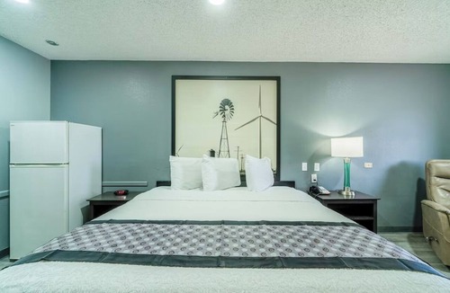 Ira Hotel | King Bed Non‑Smoking + Free Parking — Minutes from Sammy Baugh Golf Course