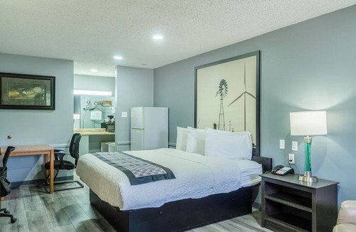 Ira Hotel | King Bed Non‑Smoking + Free Parking — Minutes from Sammy Baugh Golf Course
