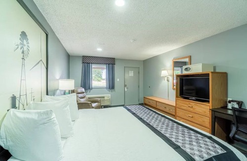 Ira Hotel | King Bed Non‑Smoking + Free Parking — Minutes from Sammy Baugh Golf Course