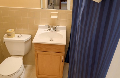 Grissom - Highland Hotel | King Bed Non SmokingaKing Bed Non Smoking, Red Carpet Inn, Complimentary Parking, Close to Downtown