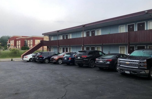 Grissom - Highland Hotel | King Bed Non SmokingaKing Bed Non Smoking, Red Carpet Inn, Complimentary Parking, Close to Downtown