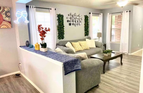 Maverick Creek House | King Bed Oasis UTSA/Six Flags/La Cantera/USAA/RIM