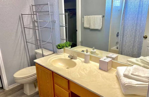 Maverick Creek House | King Bed Oasis UTSA/Six Flags/La Cantera/USAA/RIM