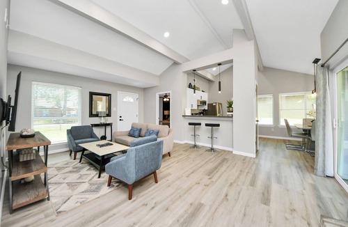 Barker House | King Bed + Office & SUPER Fast WiFi + Stylish Stay
