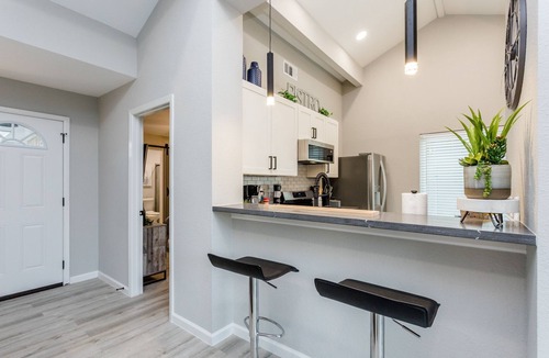 Barker House | King Bed + Office & SUPER Fast WiFi + Stylish Stay