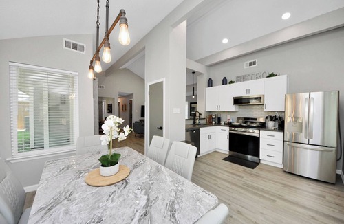 Barker House | King Bed + Office & SUPER Fast WiFi + Stylish Stay