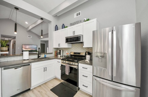 Barker House | King Bed + Office & SUPER Fast WiFi + Stylish Stay