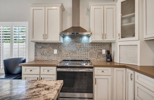 Palm Valley House | KING Bed ~ Palm Valley Golf Course ~ Heated Pool ~ Hot Tub ~ Updated Home!
