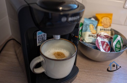 Wootton House | King bed, parkingx2, workspace, wifi, corporates.