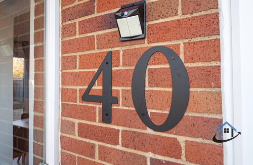 Wootton House | King bed, parkingx2, workspace, wifi, corporates.