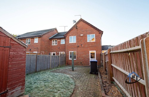 Wootton House | King bed, parkingx2, workspace, wifi, corporates.