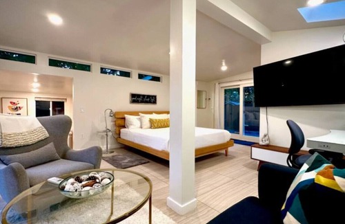Carmichael House | King Bed-Peaceful Modern Cottage-Garden Setting