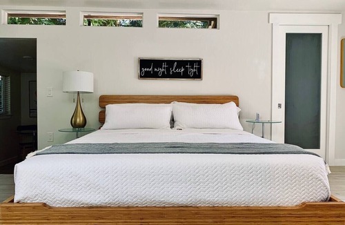 Carmichael House | King Bed-Peaceful Modern Cottage-Garden Setting