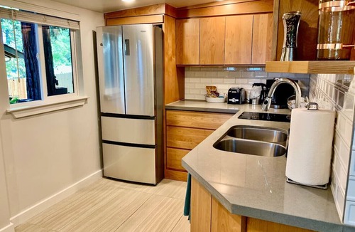 Carmichael House | King Bed-Peaceful Modern Cottage-Garden Setting