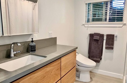 Carmichael House | King Bed-Peaceful Modern Cottage-Garden Setting