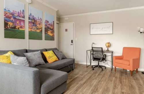 Country Club Plaza Area Apartment | King Bed Penthouse One Blk to KC Plaza Pool/Gym