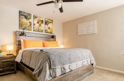 Country Club Plaza Area Apartment | King Bed Penthouse One Blk to KC Plaza Pool/Gym