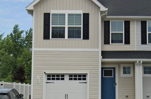 West Seneca House | King bed - Perfect Room - shared living room - Bills Stadium and Tesla