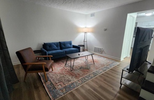 Buechel Apartment | King Bed| Pet Friendly |2BR Townhome with Parking